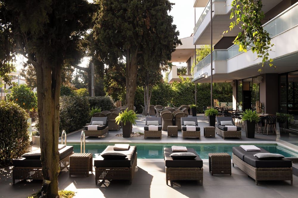 حوض السباحة