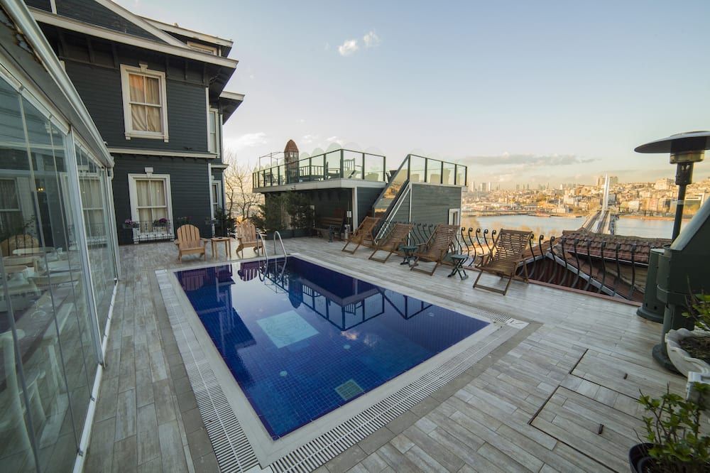 حوض السباحة