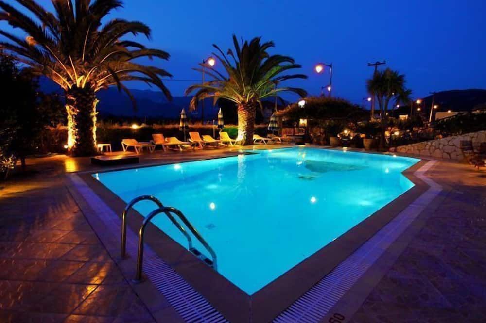 حوض السباحة