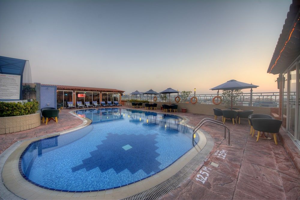 حوض السباحة