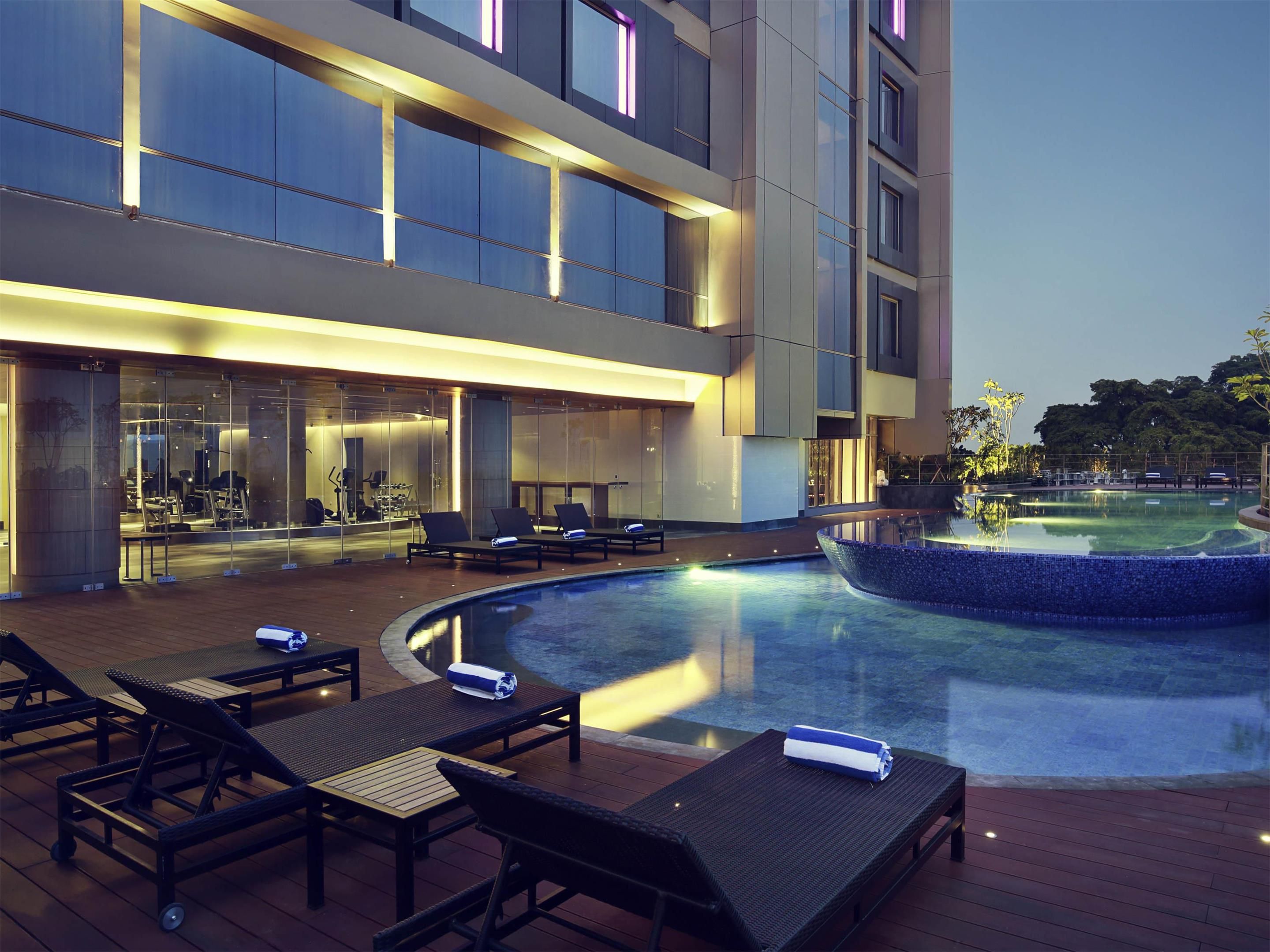 حوض السباحة