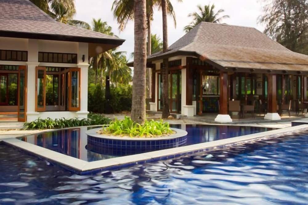 حوض السباحة