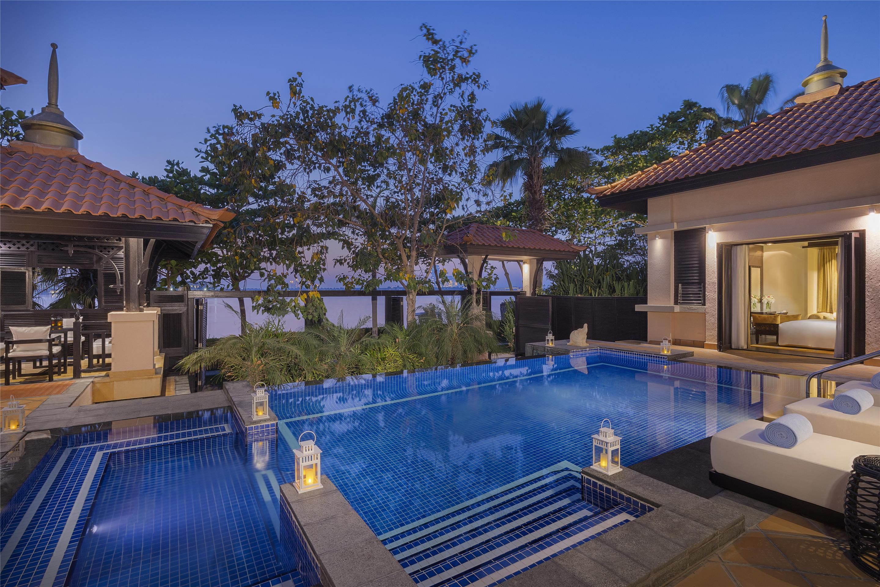 حوض السباحة