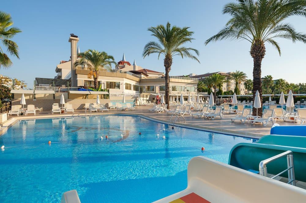 حوض السباحة