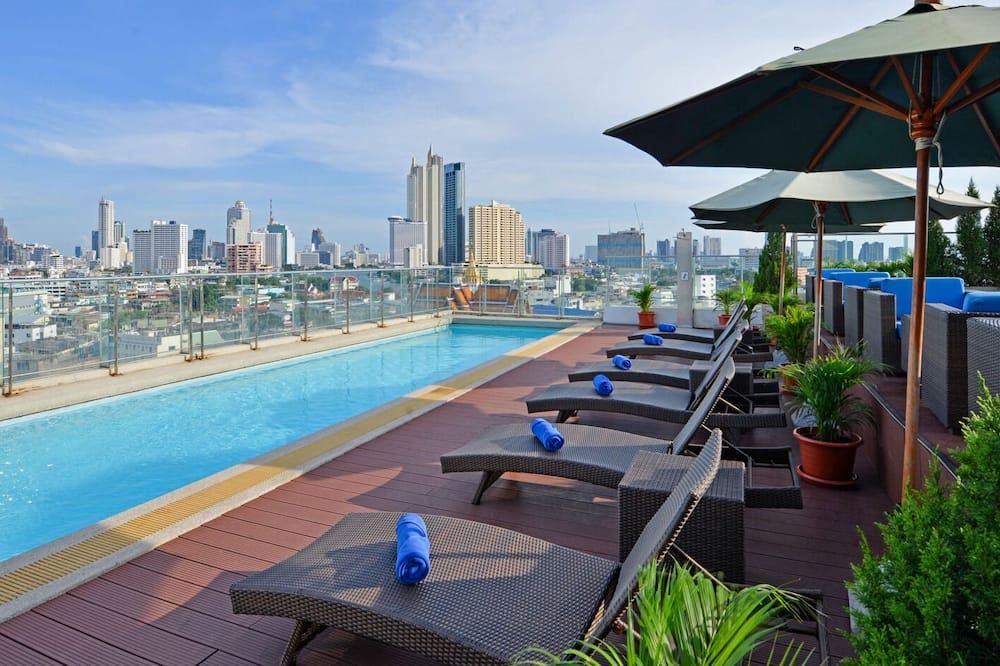 حوض السباحة