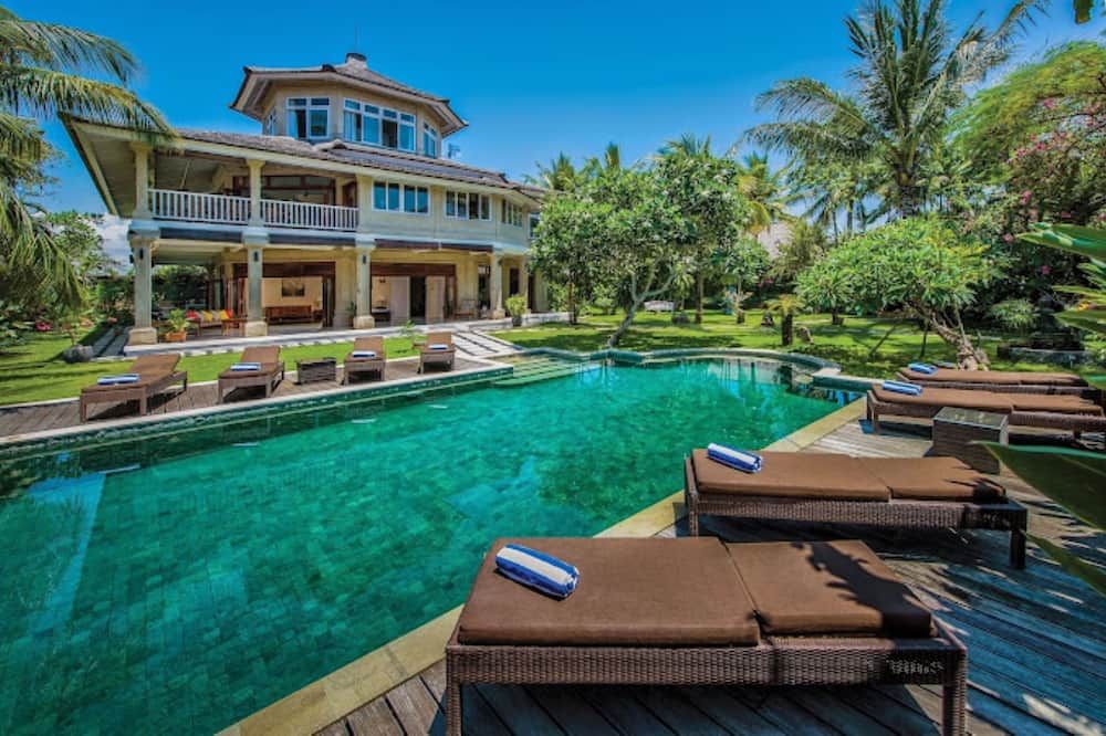 حوض السباحة صورة