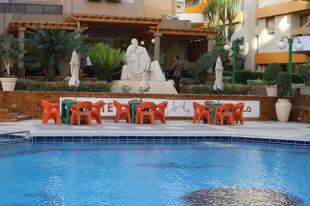 حوض السباحة