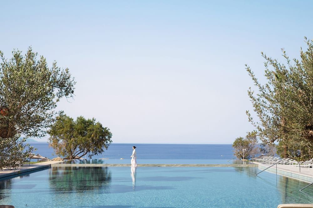 حوض السباحة