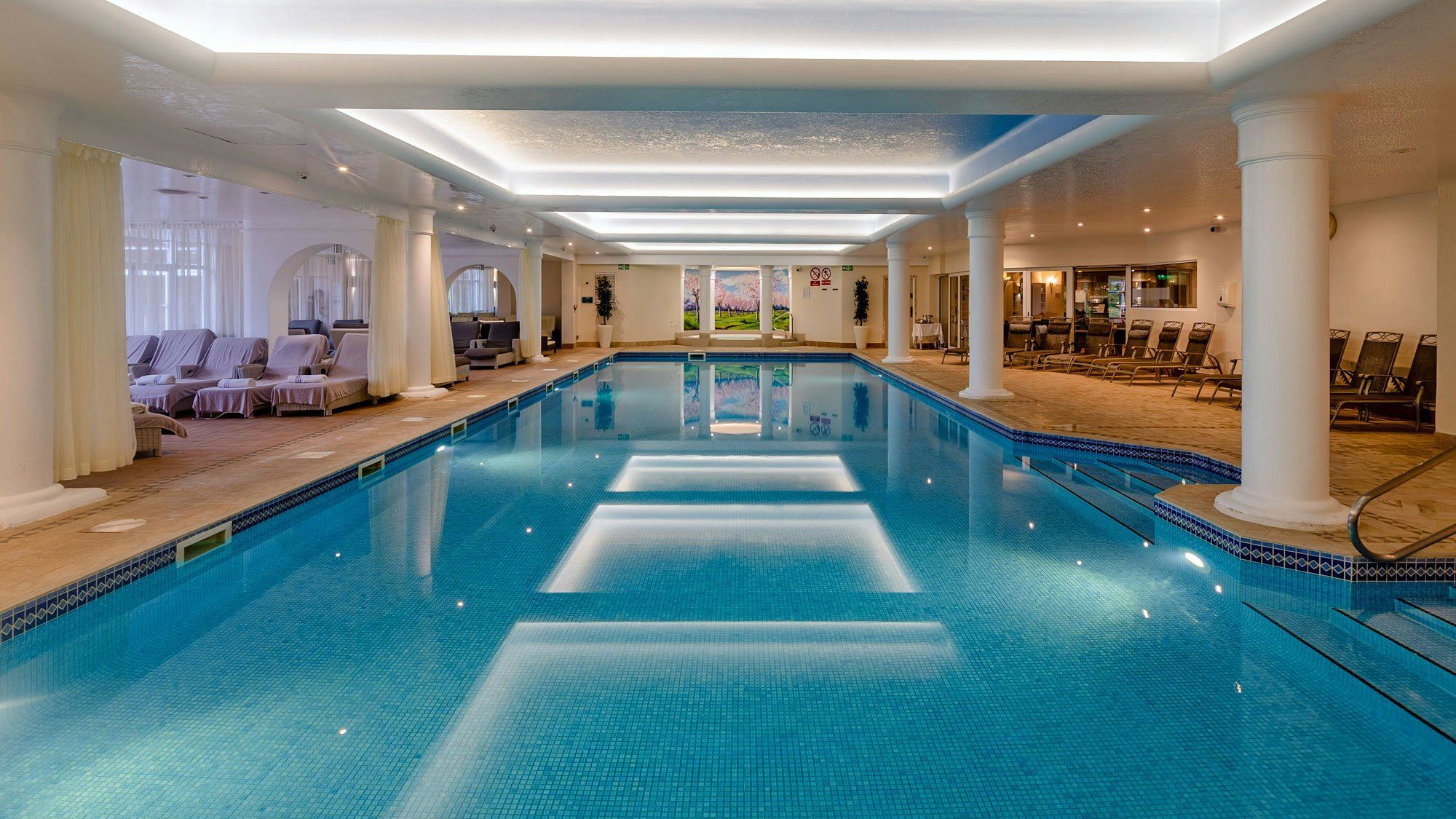 حوض السباحة