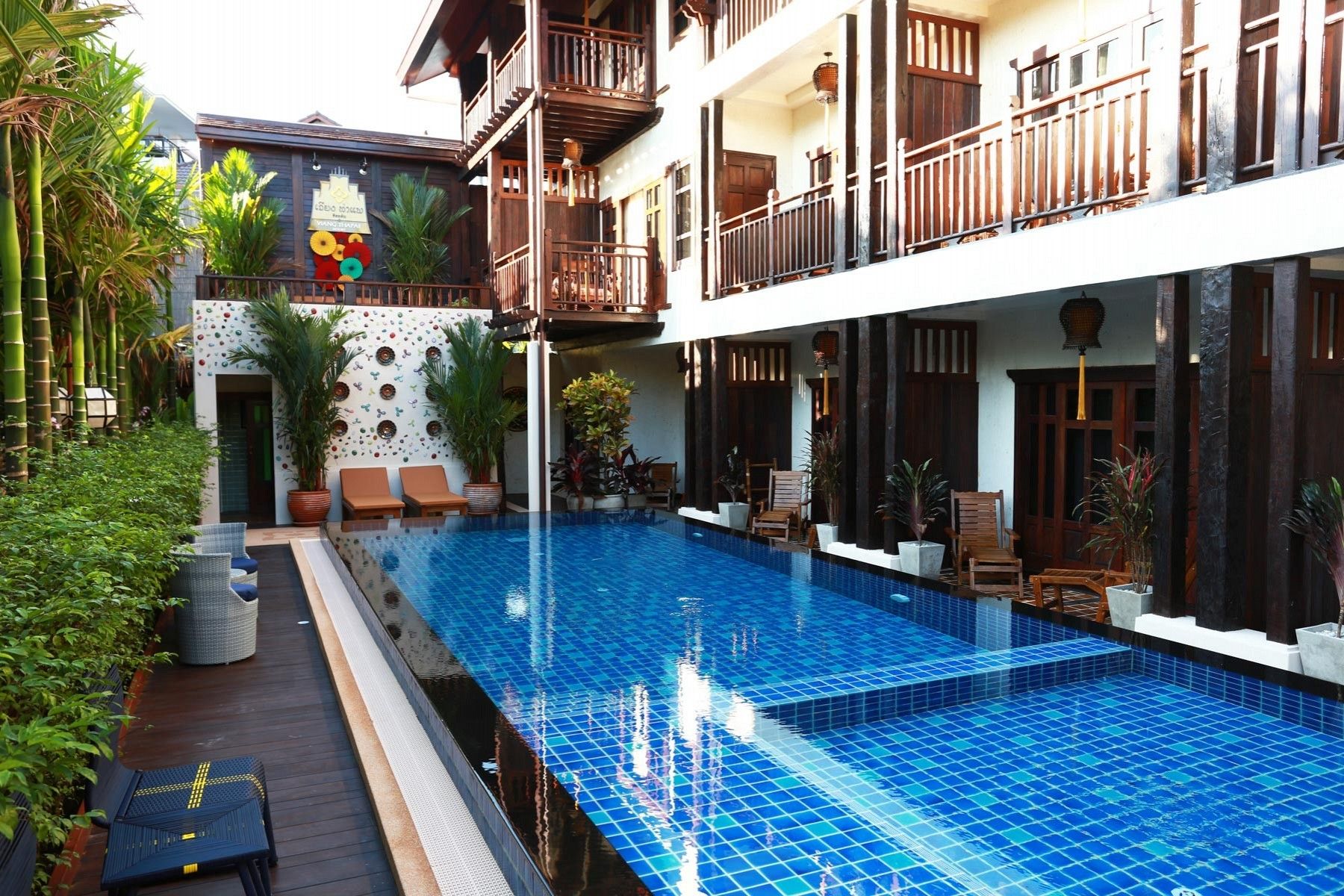 حوض السباحة