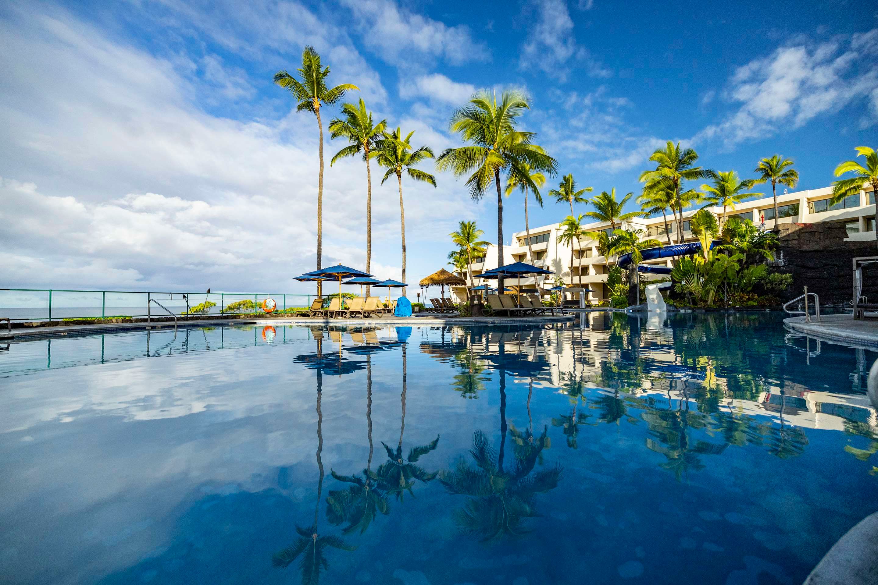 حوض السباحة