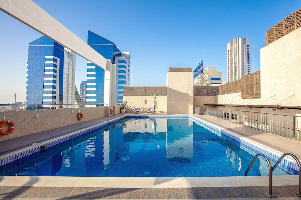 حوض السباحة