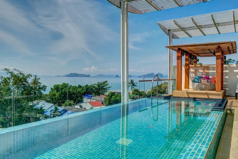 حوض السباحة