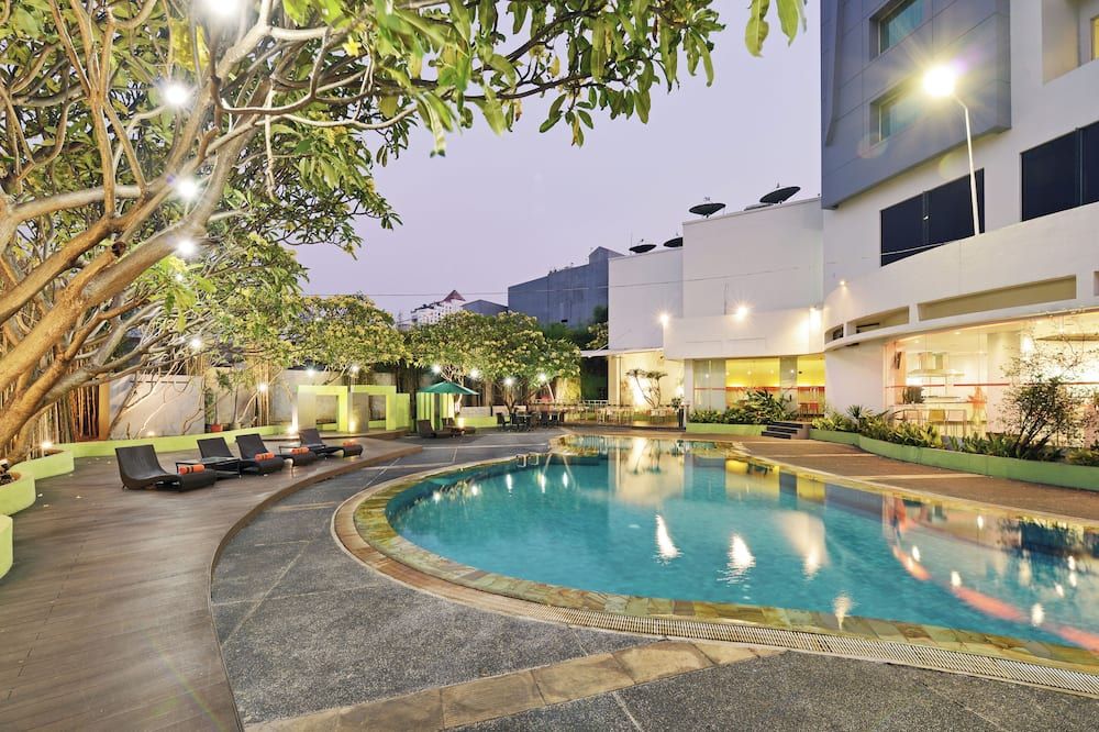 حوض السباحة