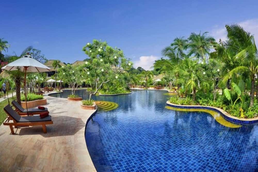 حوض السباحة