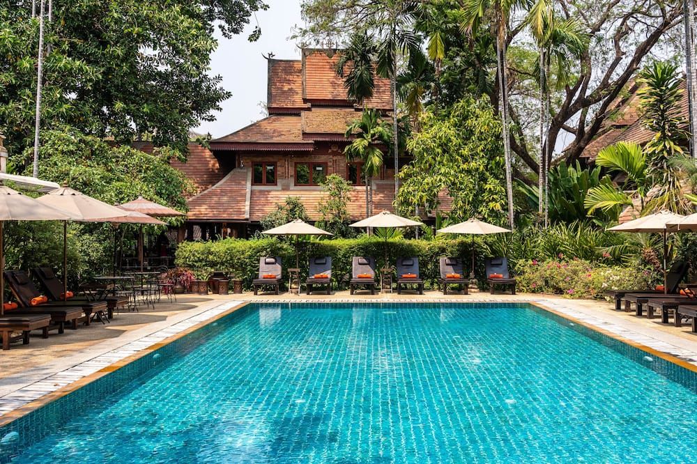 حوض السباحة