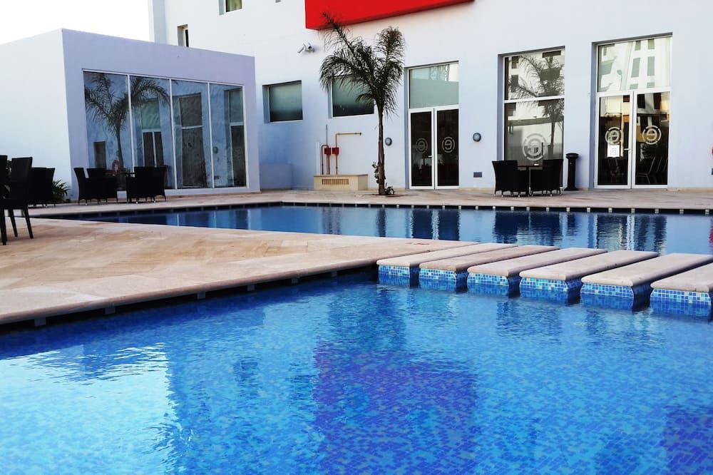 حوض السباحة