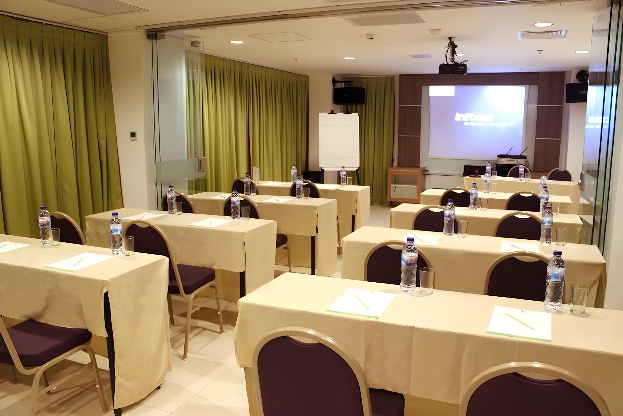 غرفة الاجتماعات