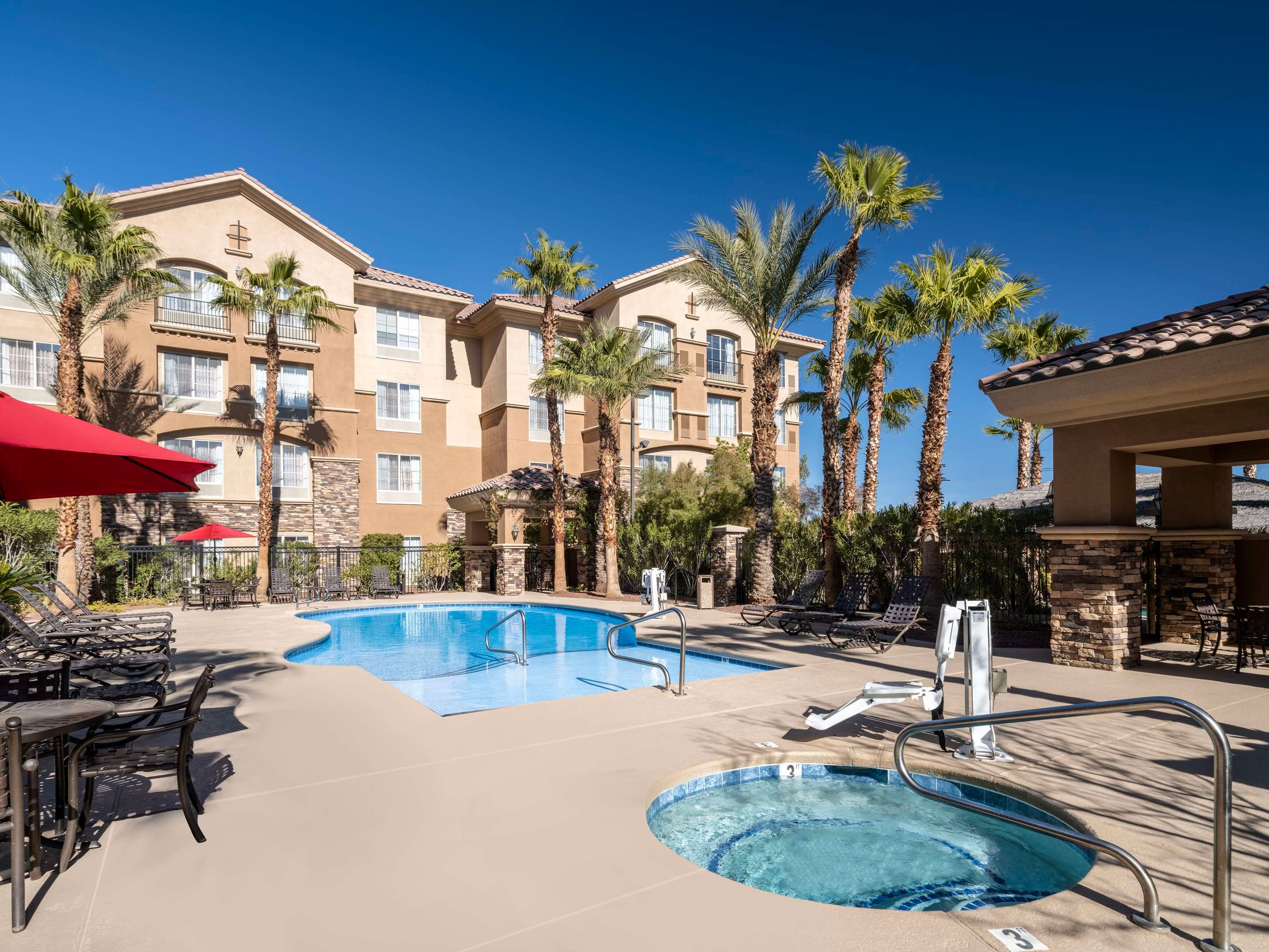 حوض السباحة