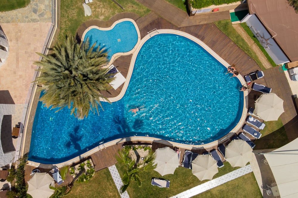 حوض السباحة