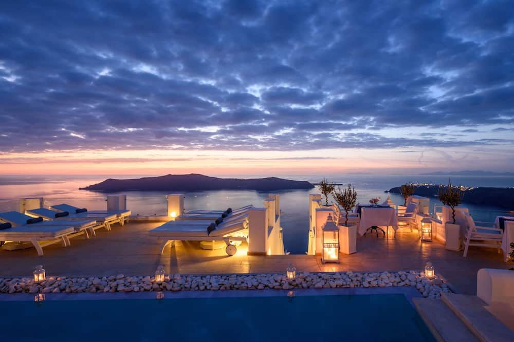 حوض السباحة