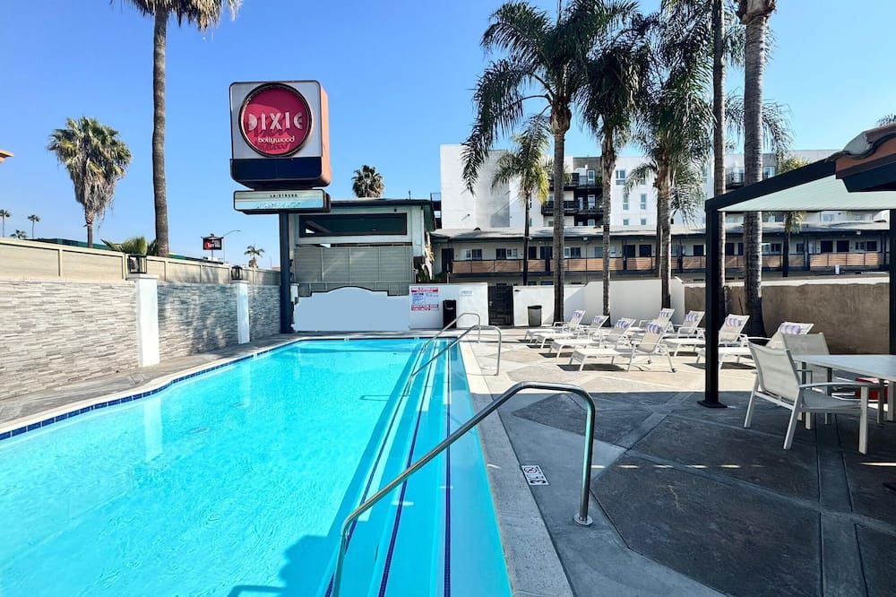 حوض السباحة صورة