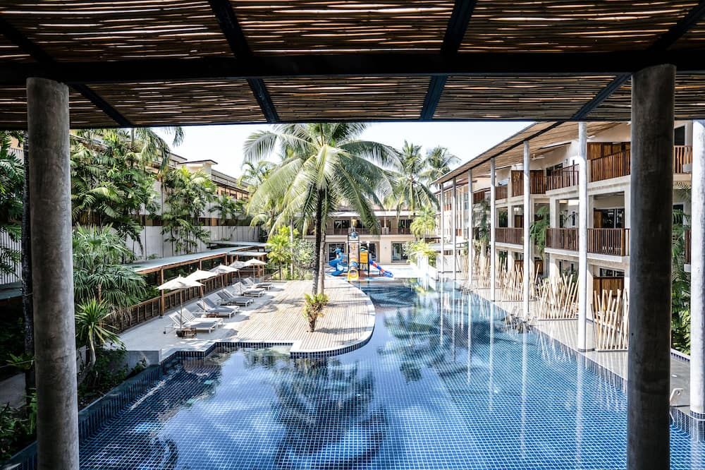 حوض السباحة