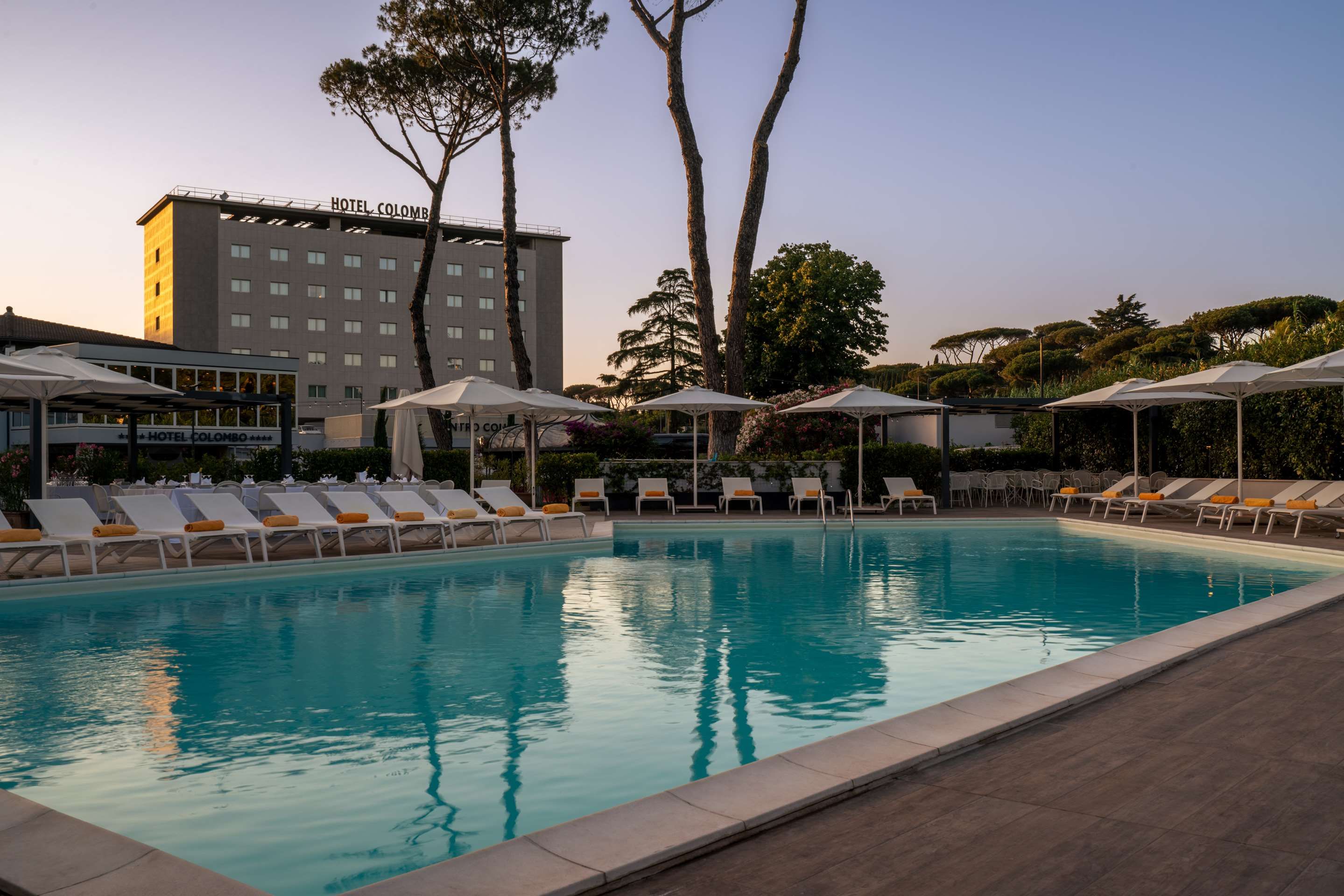 حوض السباحة