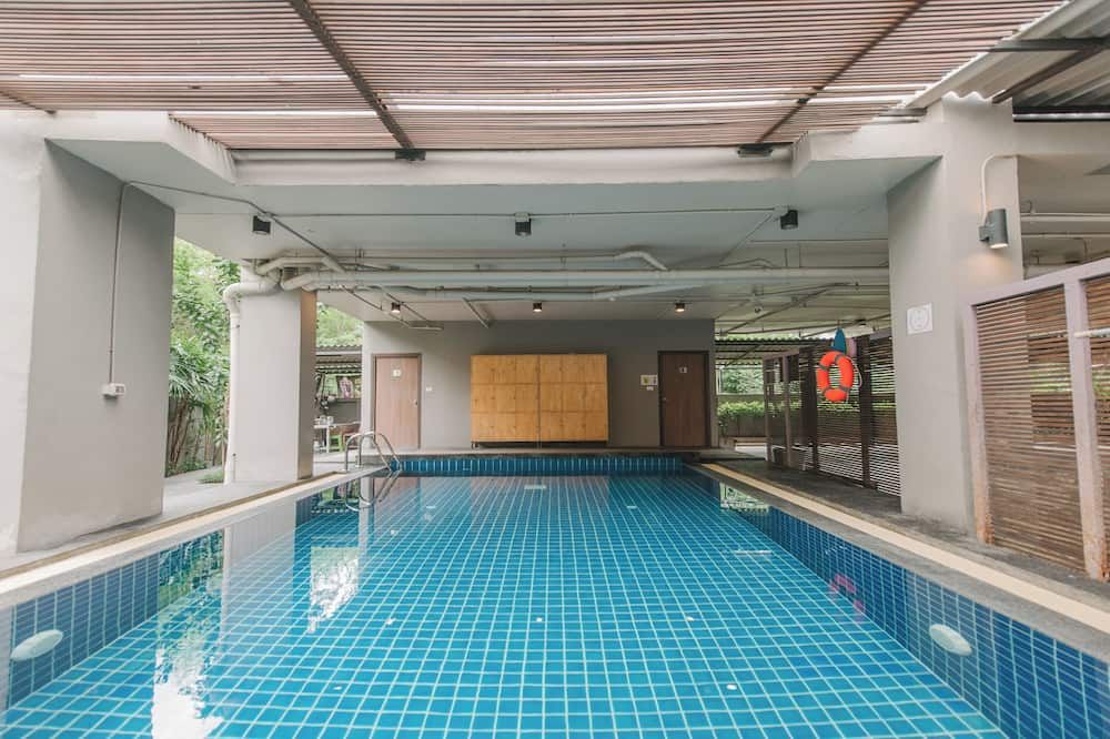 حوض السباحة