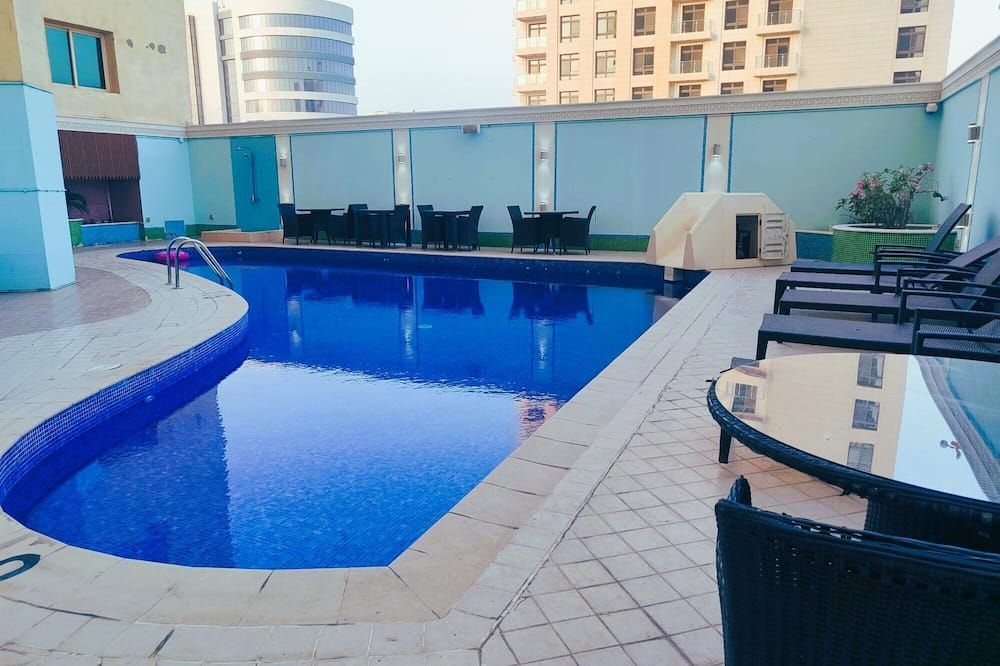 حوض السباحة