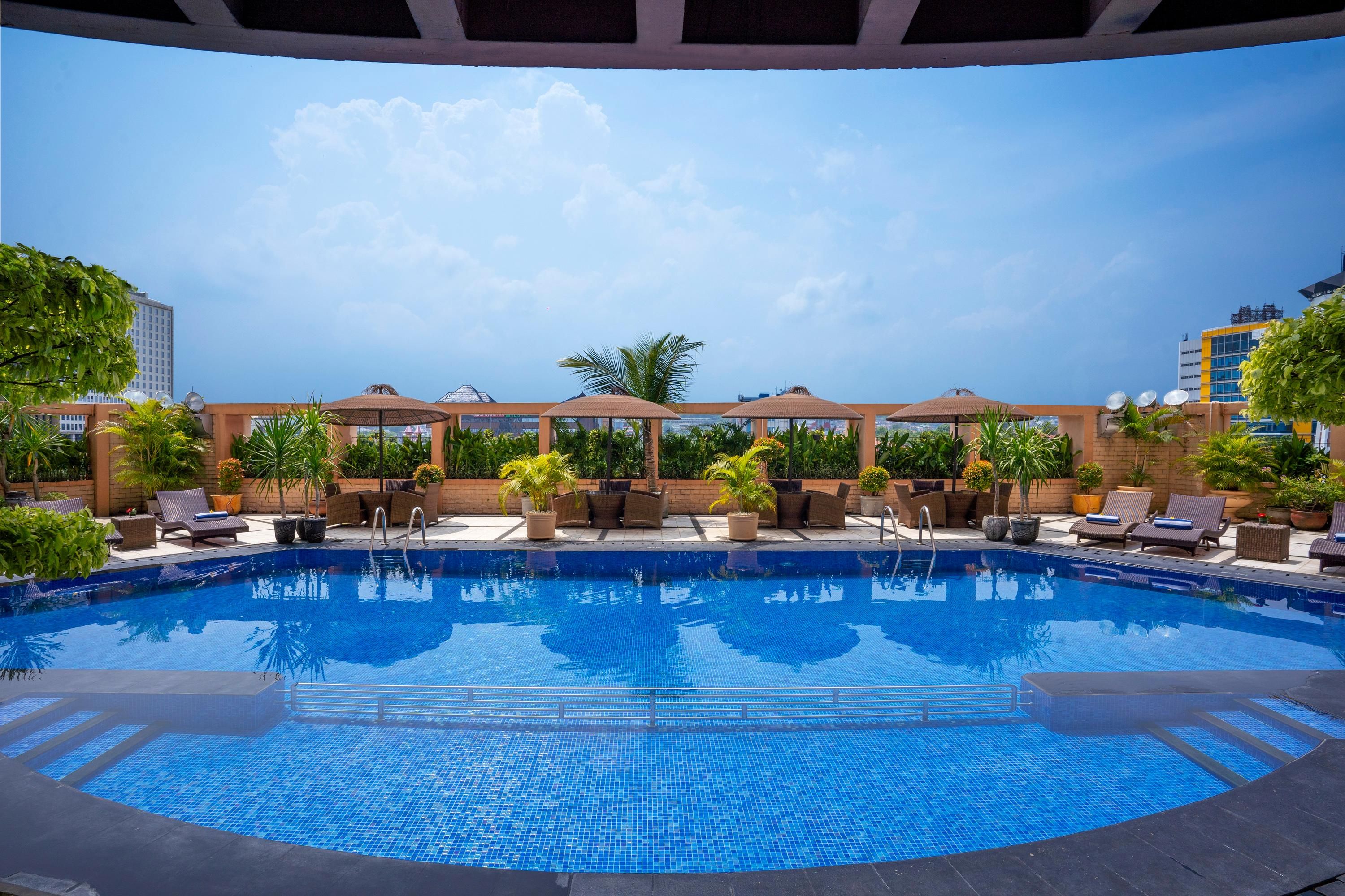 حوض السباحة