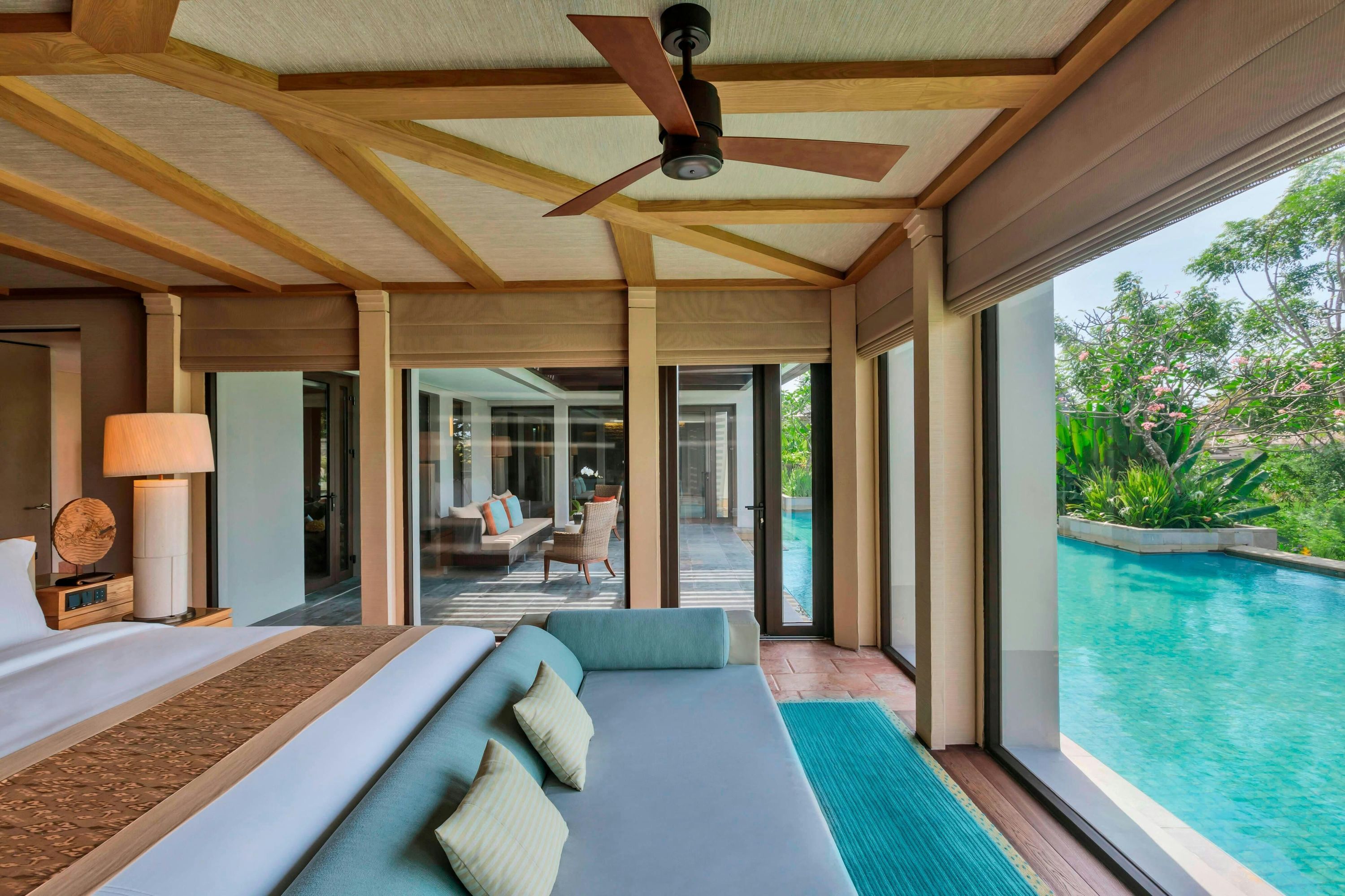 حوض السباحة