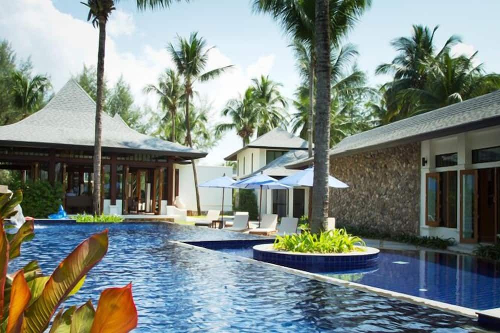 حوض السباحة