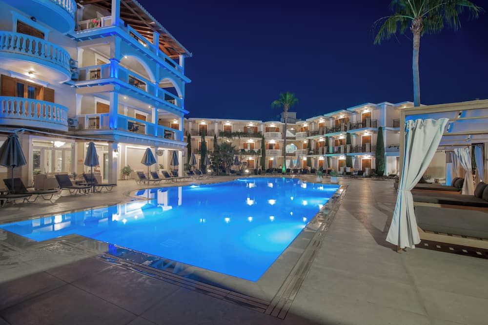 حوض السباحة