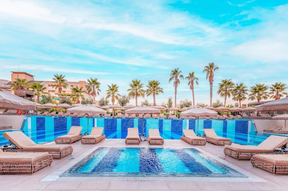 حوض السباحة