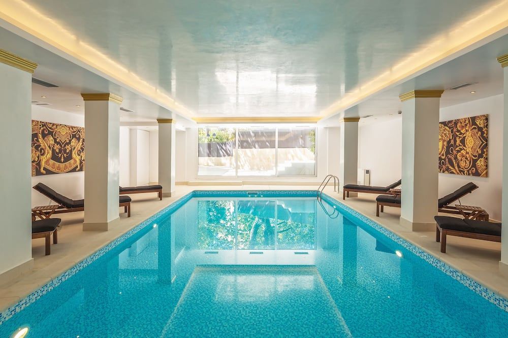 حوض السباحة