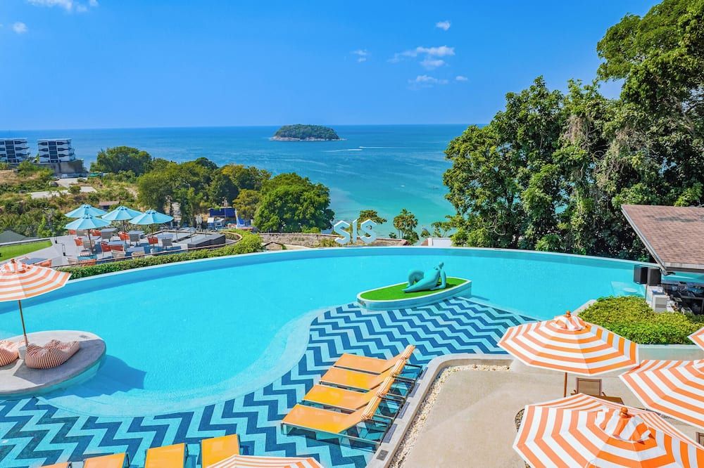 حوض السباحة