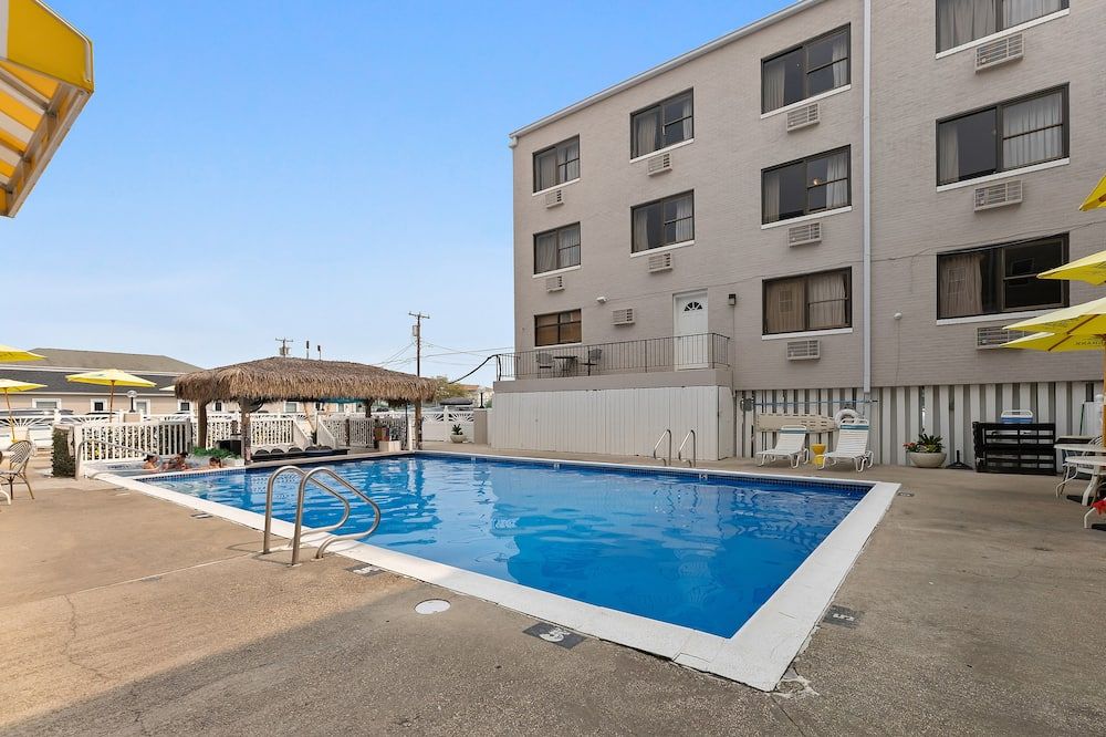 حوض السباحة