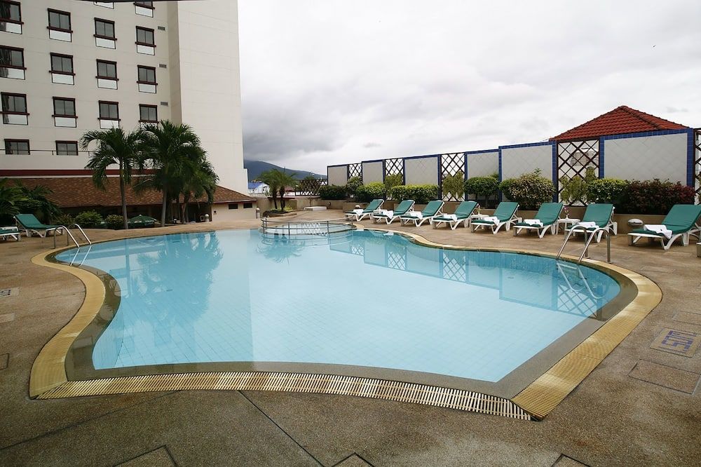 حوض السباحة