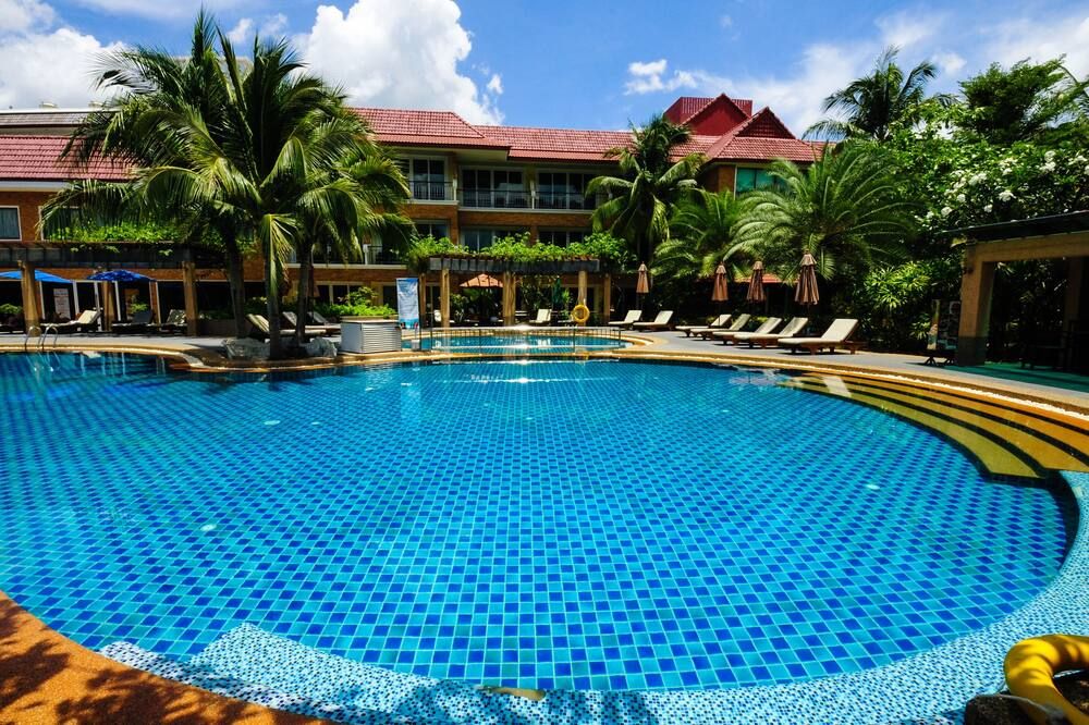 حوض السباحة