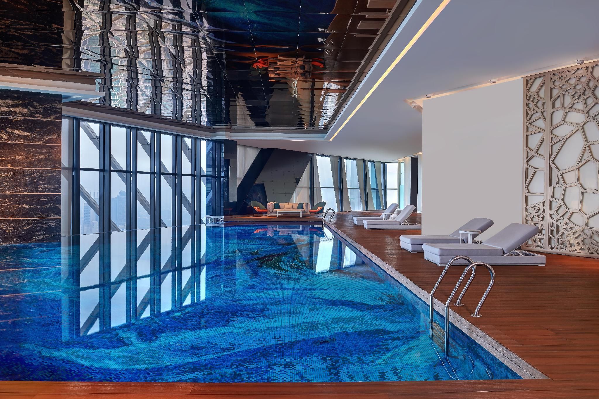 حوض السباحة