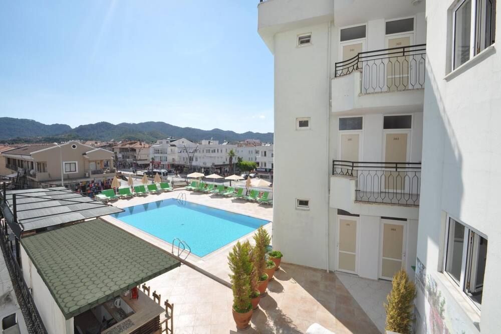 حوض السباحة