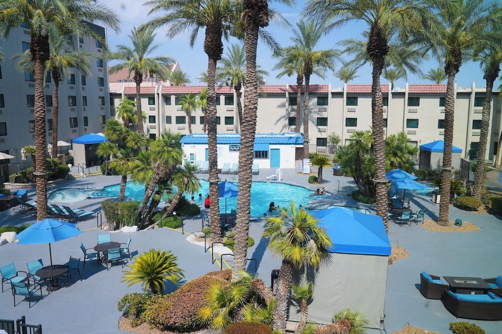 حوض السباحة