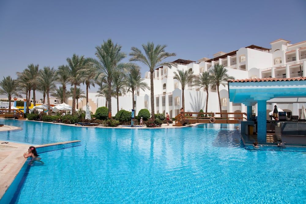 حوض السباحة