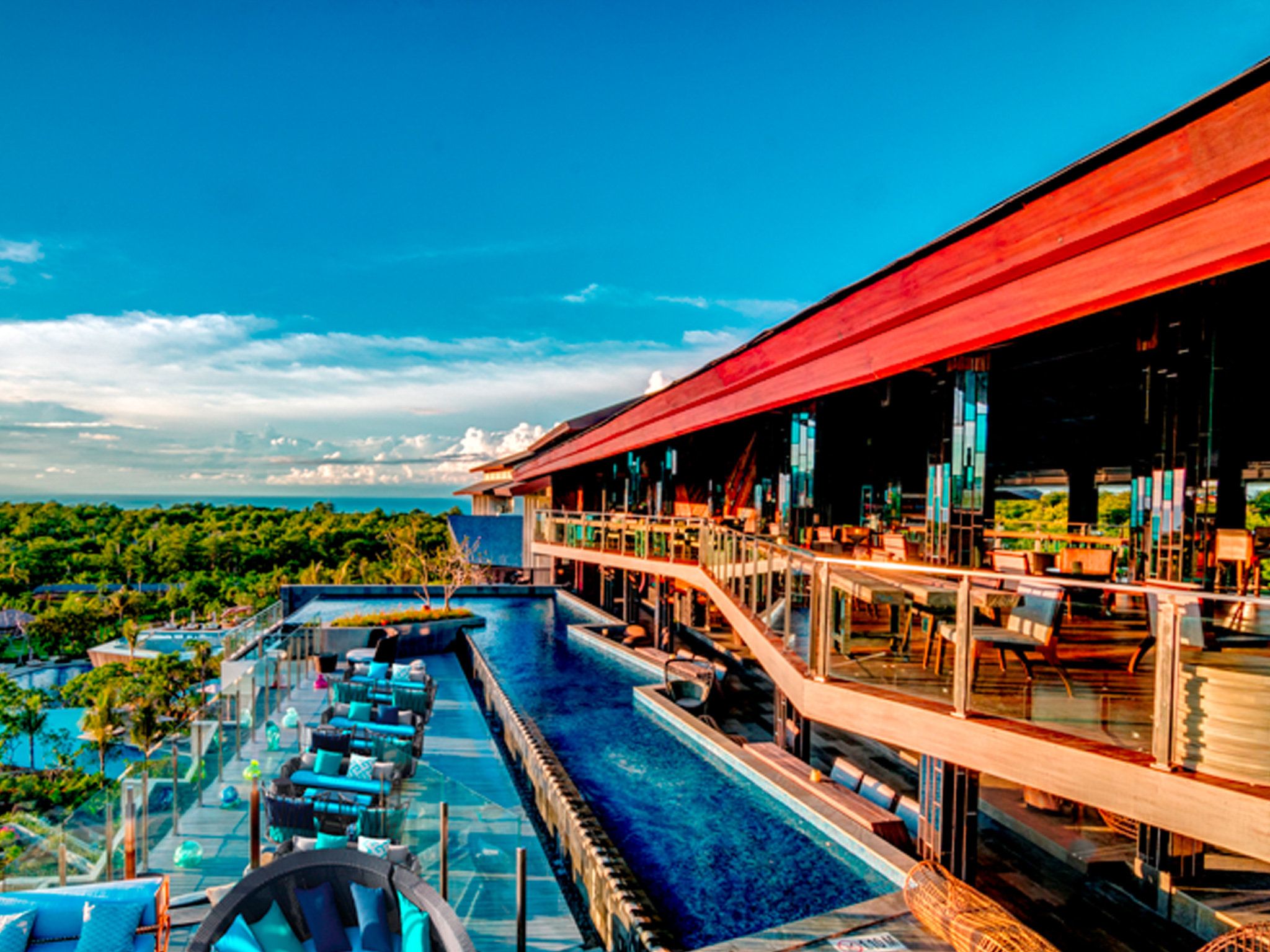 حوض السباحة