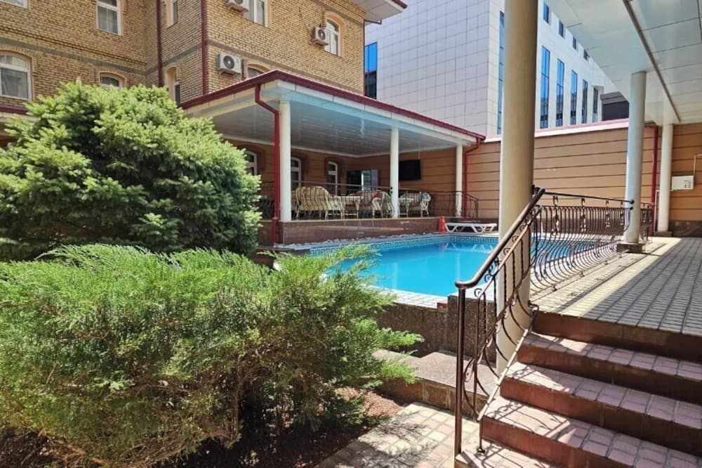 حوض السباحة