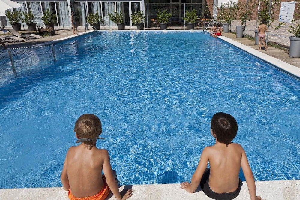 حوض السباحة