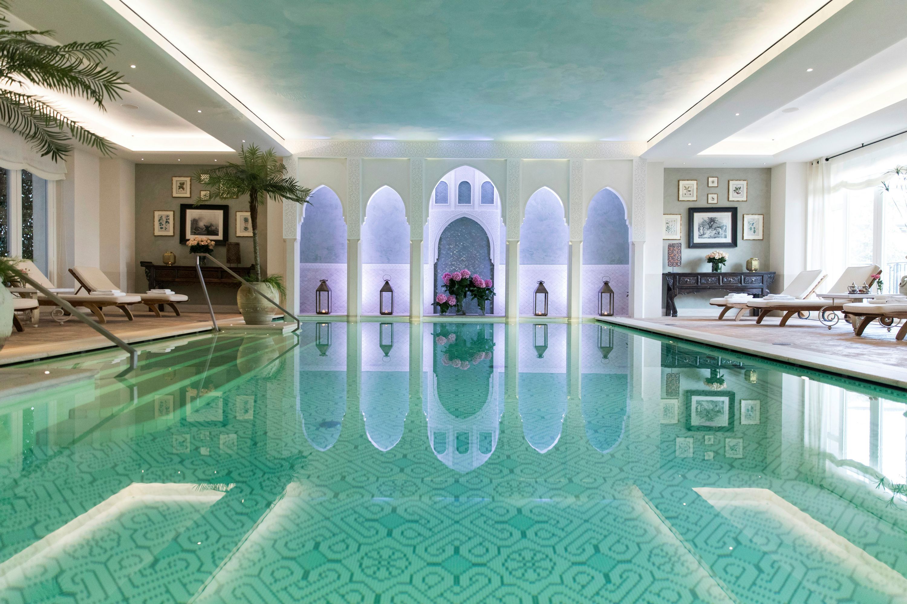 حوض السباحة