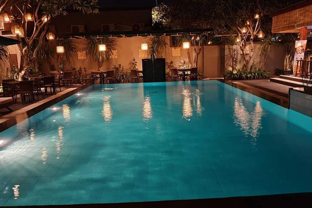 حوض السباحة
