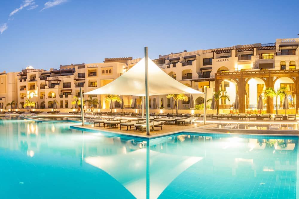 حوض السباحة